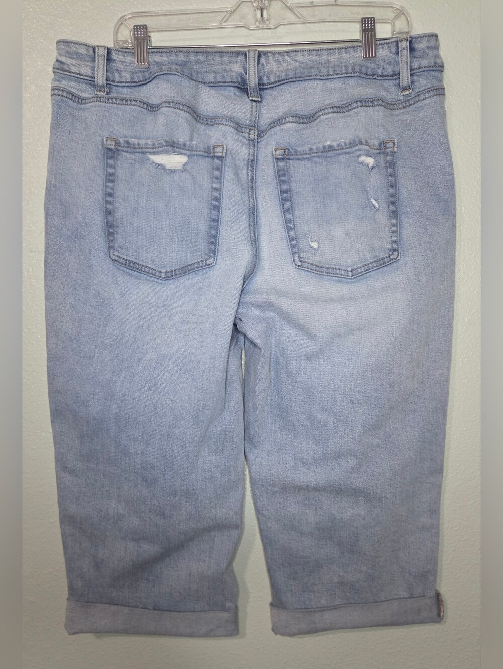 Maurices M Jeans Size 18W Cropped Mom Jeans Light Wash Denim Distressed - Picture 4 of 9